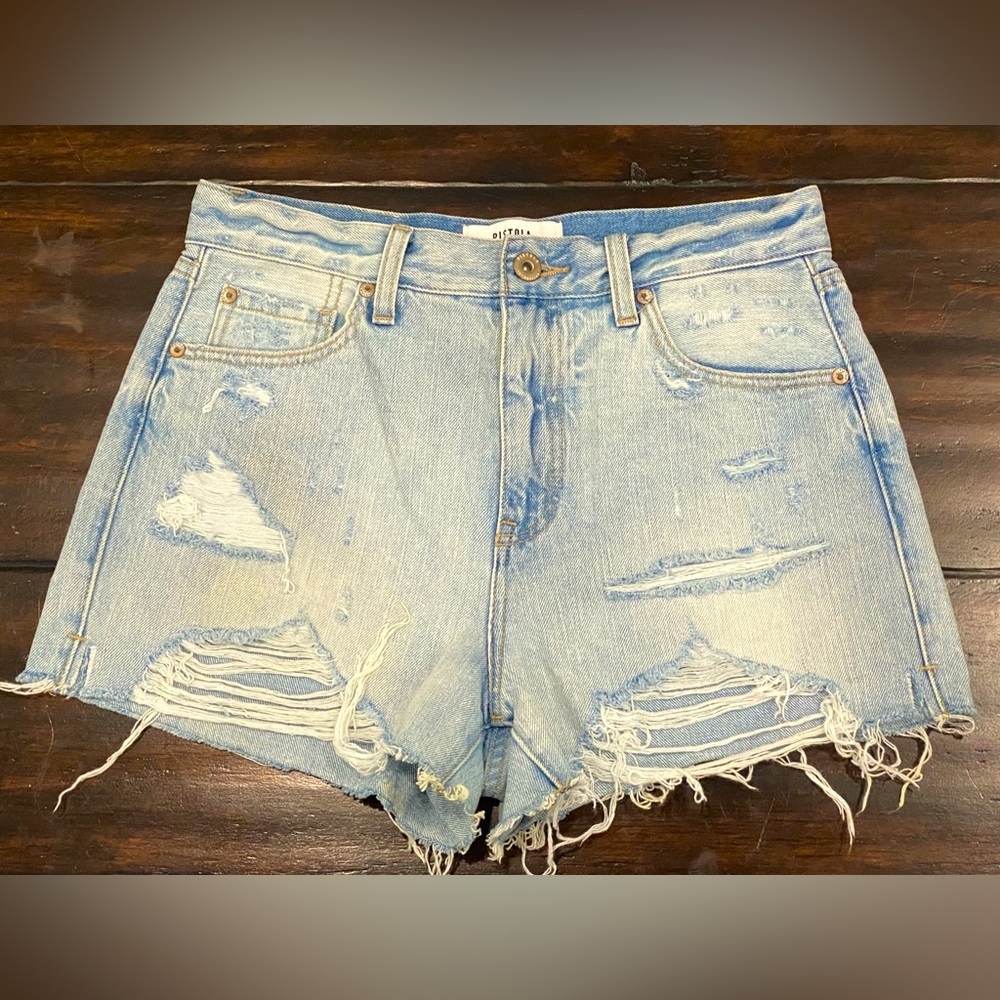 Summer shorts with frayed thigh
